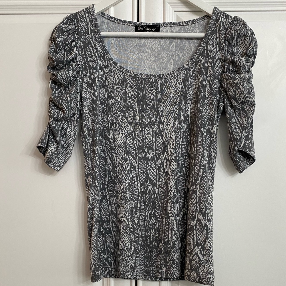 One Step Up Women’s Small Scoop Neck Ruched Short Sleeve Knit T Shirt Grey White